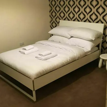 Apartment 3 Bedroom House With Free Parking *
