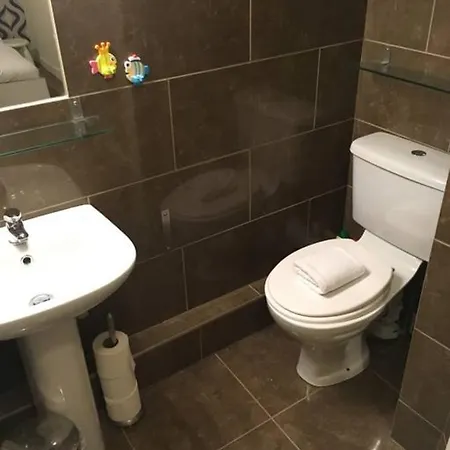 3 Bedroom House With Free Parking Apartment