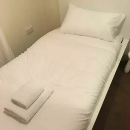 3 Bedroom House With Free Parking Apartment *
