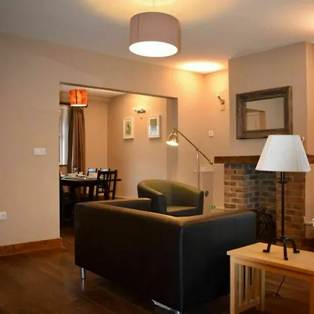 3 Bedroom House With Free Parking Apartment *